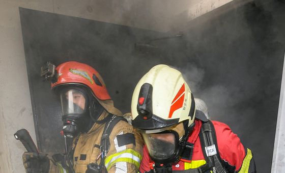 실화재 훈련장에서 나오는 소방관들