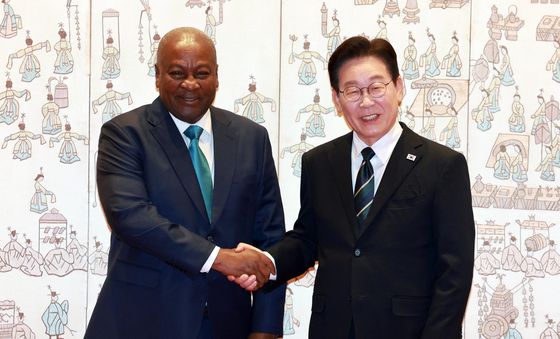 존 드라마니 마하마 가나 대통령과 악수하는 이재명 대통령