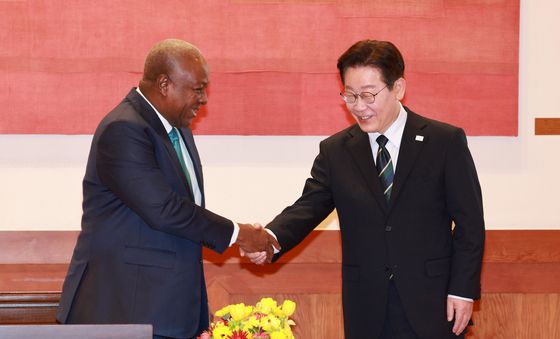 존 드라마니 마하마 가나 대통령과 악수하는 이재명 대통령