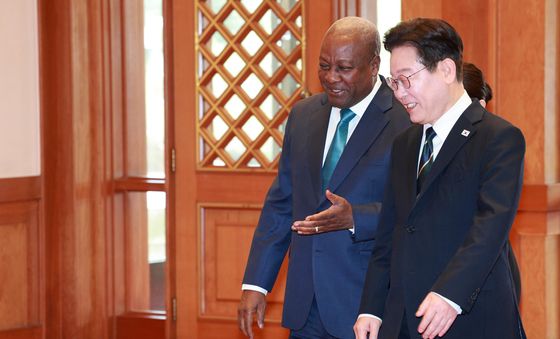 가나 대통령 영접하는 이재명 대통령