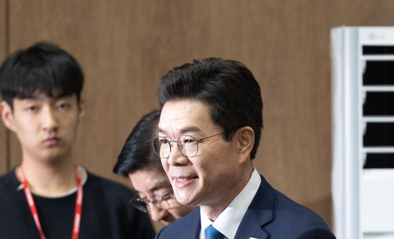 단상 향하는 정원오 서울시장 예비후보자