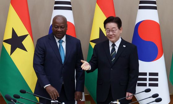 이재명 대통령, 존 드라마니 마하마 가나 대통령과 정상회담