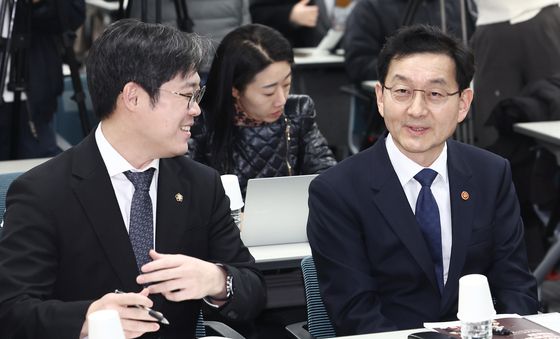 대화하는 윤창렬 국무조정실장·김정욱 협회장