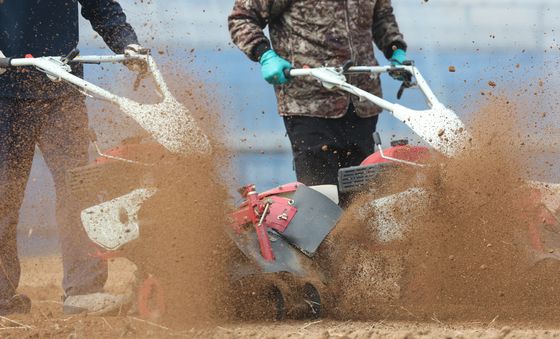 밭 가는 경기도농기원 관계자