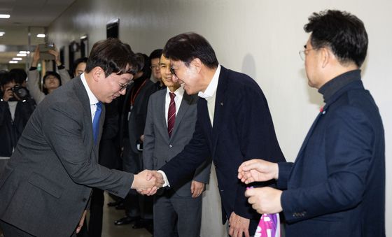 모경종 민주당 의원과 인사하는 박형준 부산시장