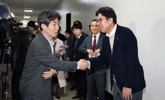 윤건영 행안위1소위원장 만나 부산 글로벌허브도시 특별법 당부하는 박형준 시장