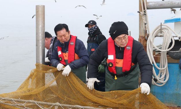 새우잡이 그물 준비하는 정청래·박찬대