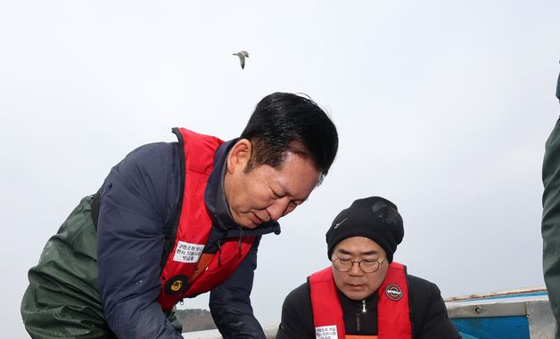 잡은 새우 살펴보는 정청래·박찬대