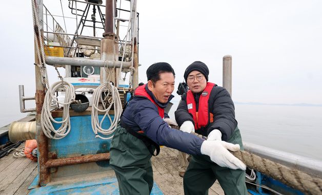 밧줄 함께 당기는 정청래·박찬대