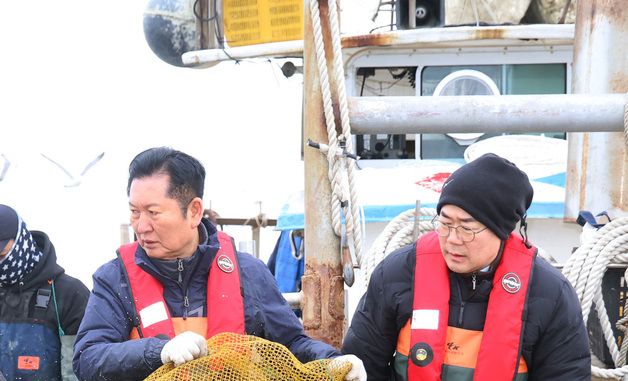 정청래·박찬대, 새우잡이 조업 현장 체험 나서