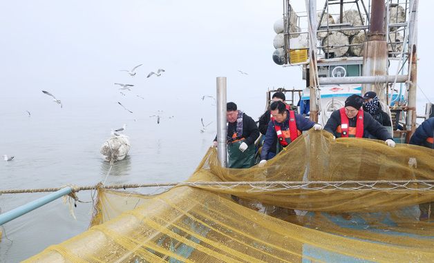 새우잡이 현장 체험나선 정청래·박찬대