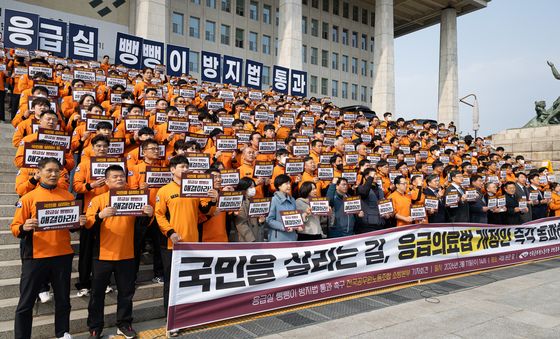 국회 온 소방공무원들 '응급실 뺑뺑이 방지법 통과 촉구'