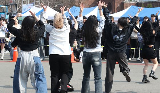 "댄스 동아리로 오세요"