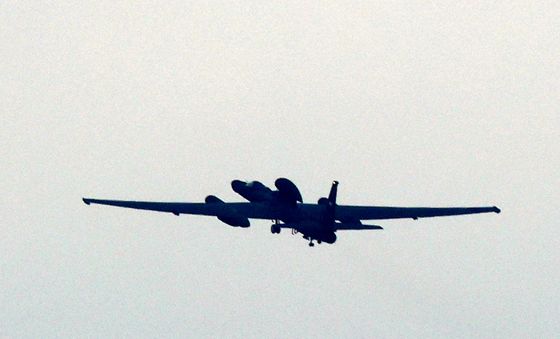 긴장감 감도는 오산공군기지