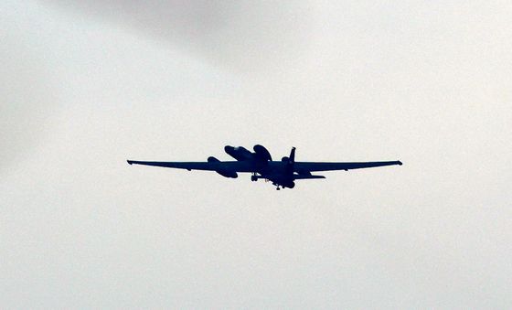 긴장감 감도는 오산공군기지