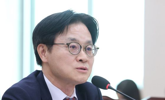 답변하는 김정관 장관