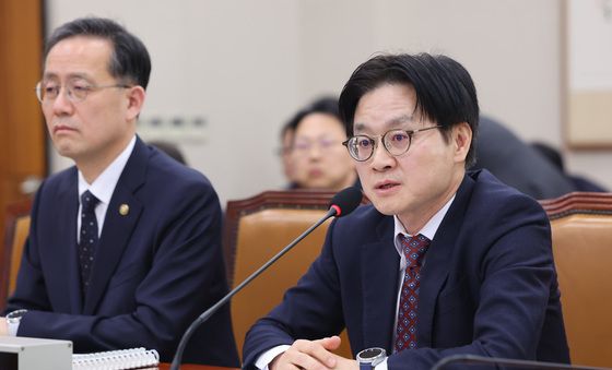 김정관 장관, 법사위 질의 답변