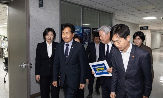 정치개혁 요구안 든 개혁진보 4당, 정개특위 위원장실로