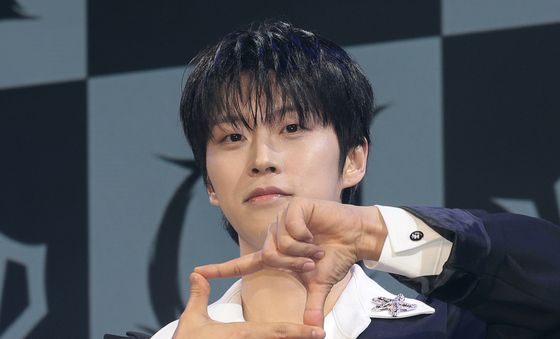 포즈 취하는 보이드 송유찬