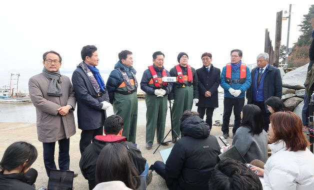 새우잡이 조업 체험 마친 정청래·박찬대
