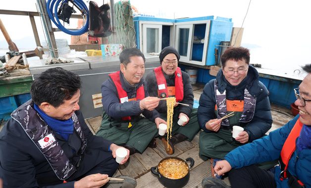 어민들과 라면 먹는 정청래 대표와 박찬대 의원