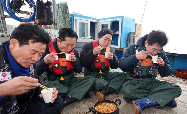 새우잡이 마치고 라면 먹는 정청래·박찬대