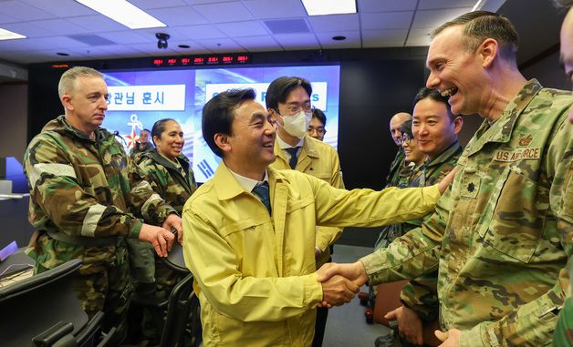 미군 장병 격려하는 안규백 장관