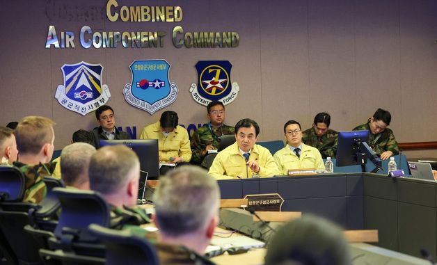 자유의 방패 연습 상황 보고받는 안규백 장관