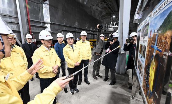 김민석 총리, 구리지사 찾아 석유 비축시설 점검