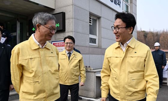 손주석 한국석유공사 사장과 대화하는 김민석 총리