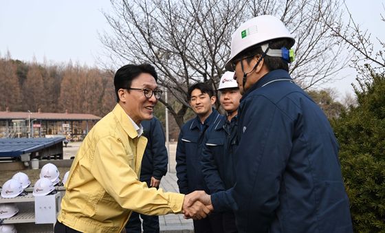 석유공사 직원들 격려하는 김민석 총리