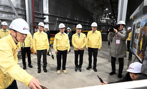 김민석 총리, 구리 석유 비축시설 방문해 대응 점검