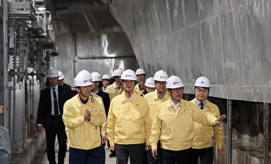 김민석 총리, 한국석유공사 구리지사 찾아 비축 상황 점검