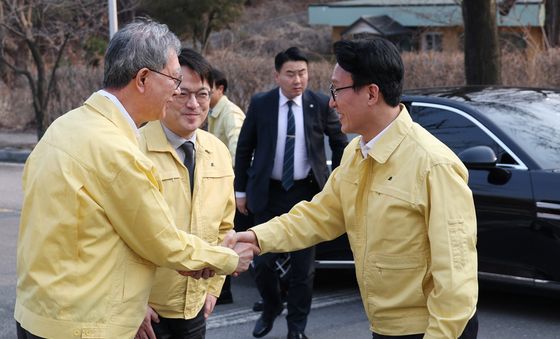 악수 나누는 김민석-손주석