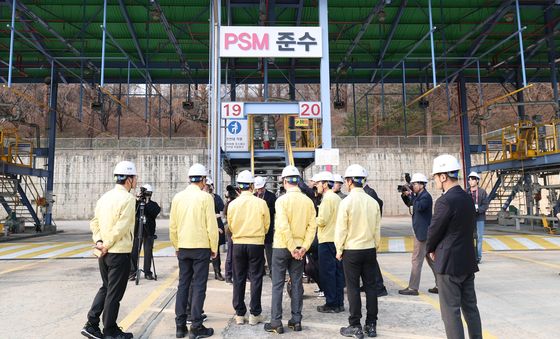 유가 변동성 확대…김민석 총리 석유 비축시설 현장 점검