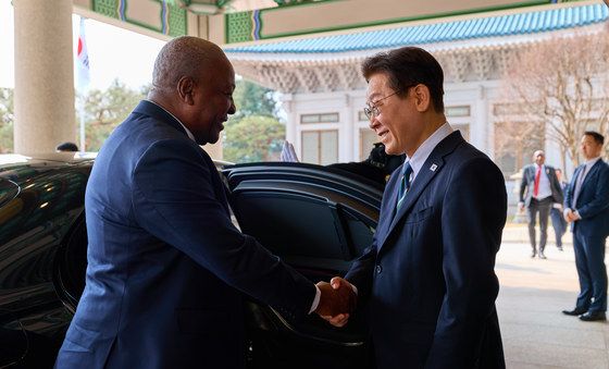 가나 대통령 영접하는 이재명 대통령