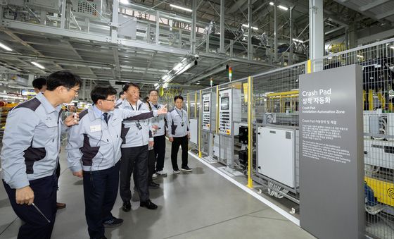전기차 생산시설 둘러보는 김성환 장관