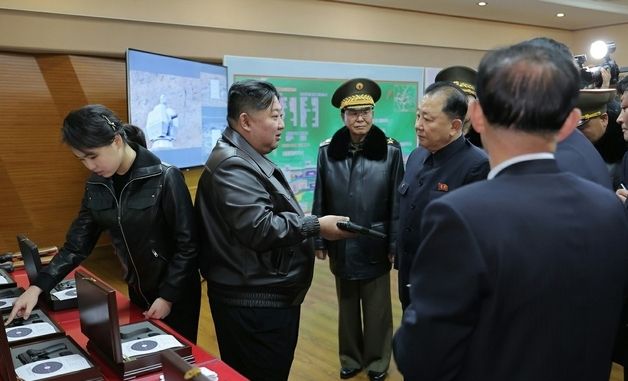 간부들과 이야기하는 김정은…홀로 권총 살펴보는 주애
