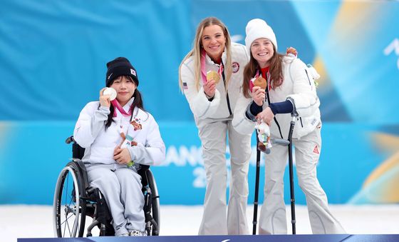 김윤지, 크로스컨트리 스키 10㎞ 은메달 획득