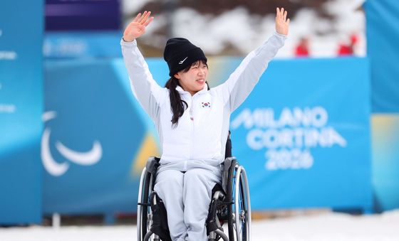 김윤지, 패럴림픽 은메달 따고 환호