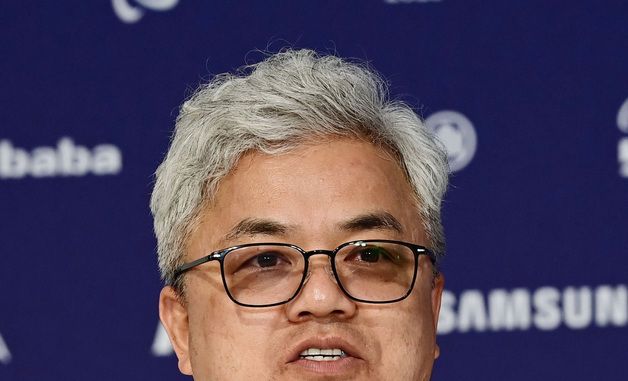 기자회견하는 휠체어컬링 믹스더블 박길우 감독