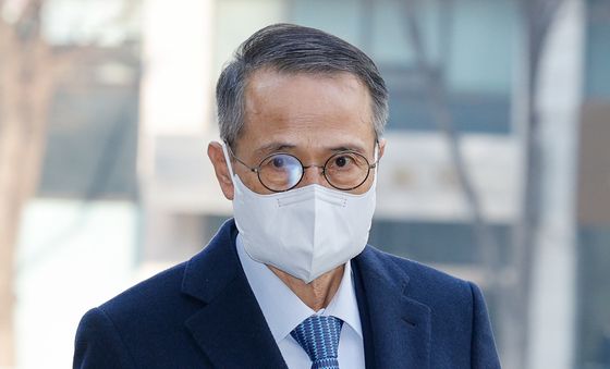 김규현 전 국정원장, 경찰 조사 출석