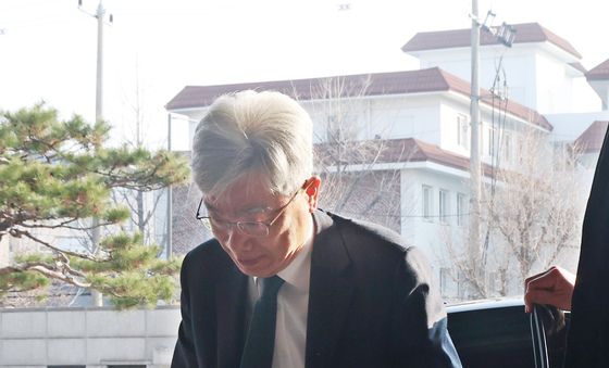 출근하는 김상환 헌재 소장