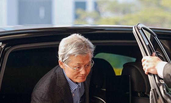 차에서 내리는 조희대 대법원장