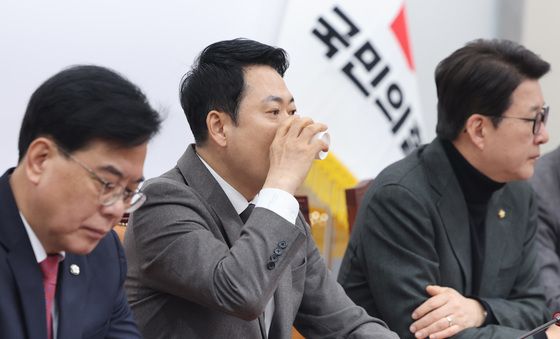 목 축이는 장동혁