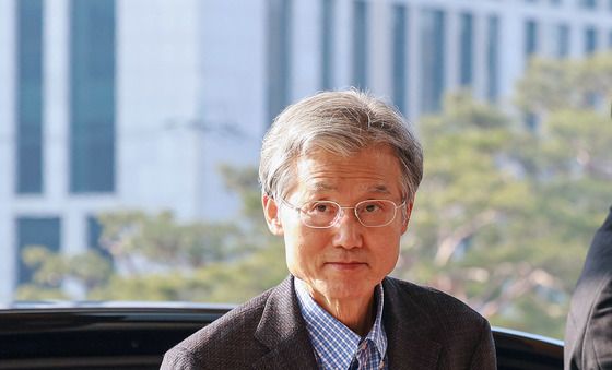 대법원으로 향하는 조희대 대법원장