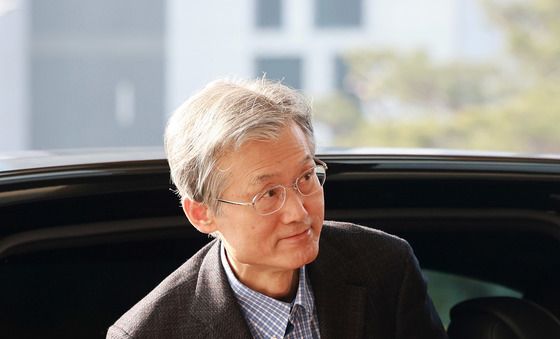 출근하는 조희대 대법원장