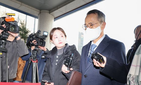 경찰 조사 출석하는 김규현 전 국정원장