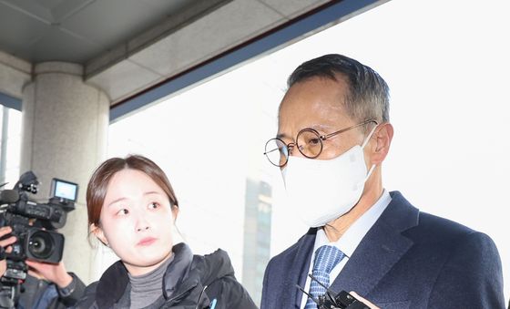 경찰 조사 출석하는 김규현 전 국정원장