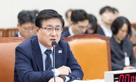 답변 이어가는 김성환 기후에너지환경부 장관